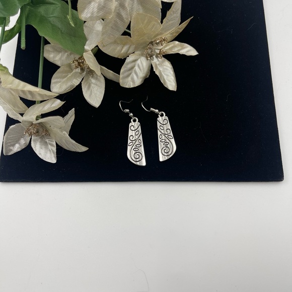 Antique-style silver fan necklace with intricate details - Picture 2 of 4